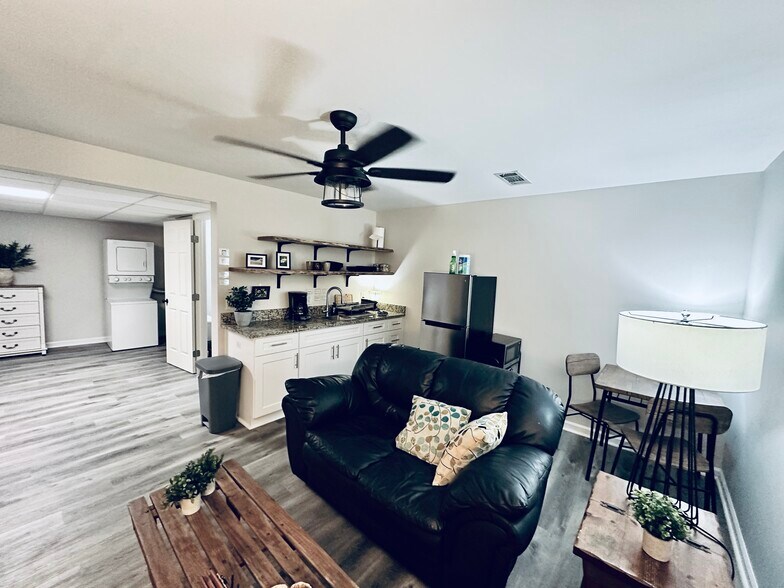 Building Photo - 3210 Glasco Dr