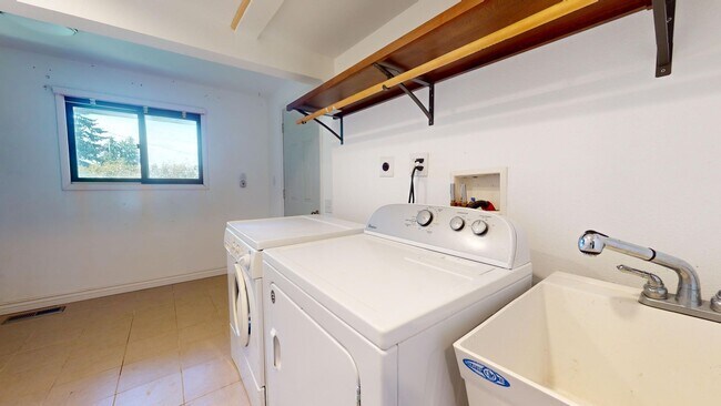 Building Photo - Tracyton 3 Bedroom w/ Tons of Parking & Huge Lot! Avail. 4/15