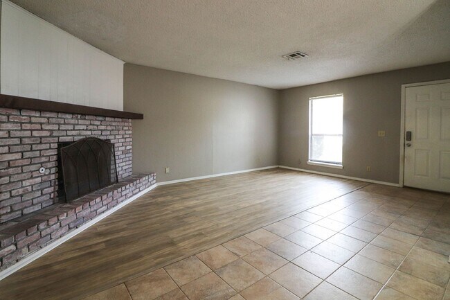 Building Photo - Cozy & Updated