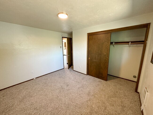 Building Photo - EVERGREEN1574-1594