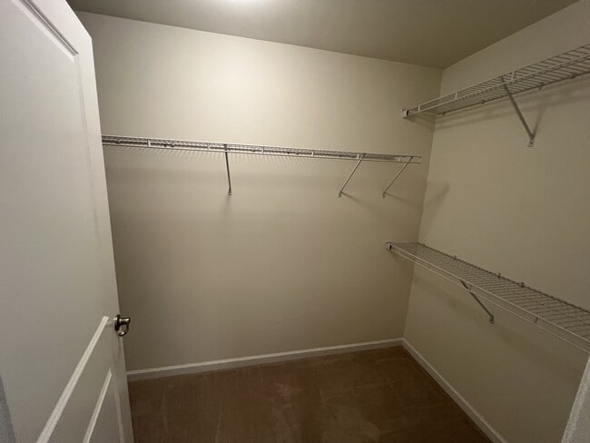 Building Photo - 447 Warren Hill Dr