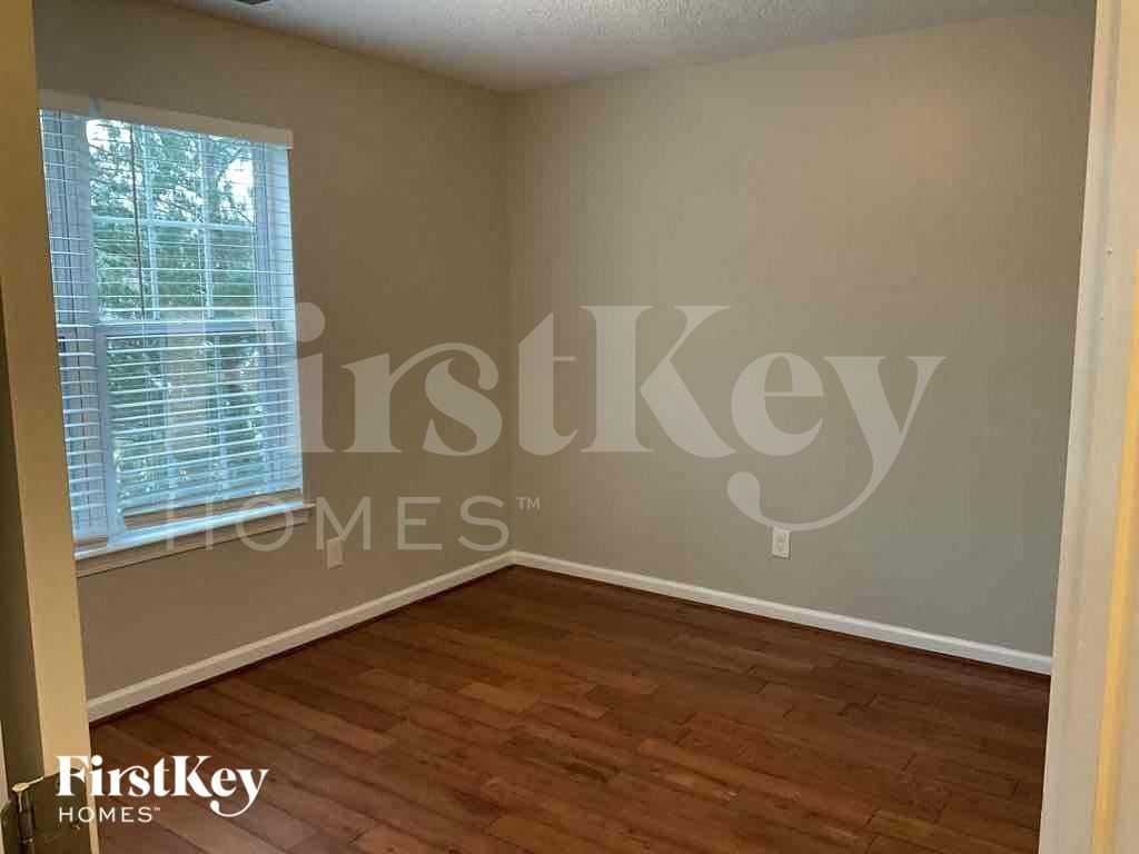 Building Photo - 1310 Invermere Dr SE