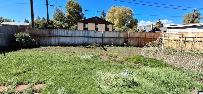 Building Photo - Spacious 4 Bedroom Stand Alone Home Near t...
