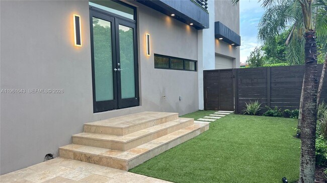 Building Photo - 1700 NE 18th St