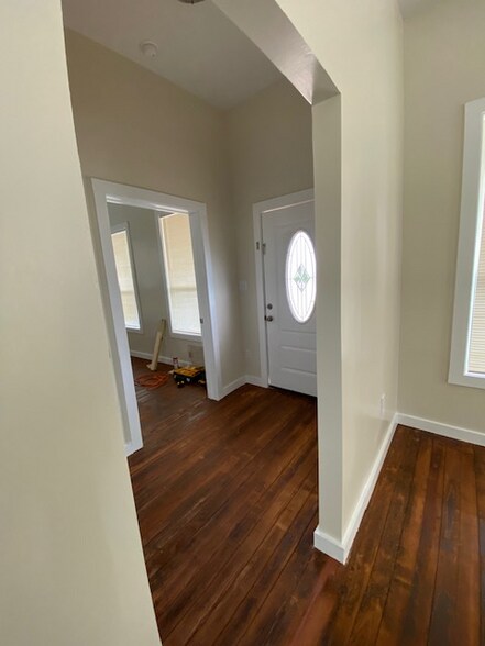 Building Photo - 1306 Calvit St