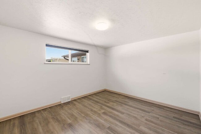 Building Photo - Remodeled 2 Bed 1 Bath in Park Hill!
