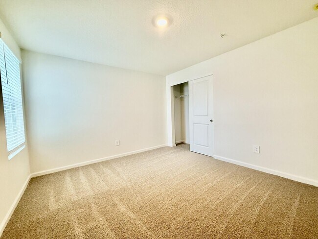 Building Photo - 586 Salisbury Cir