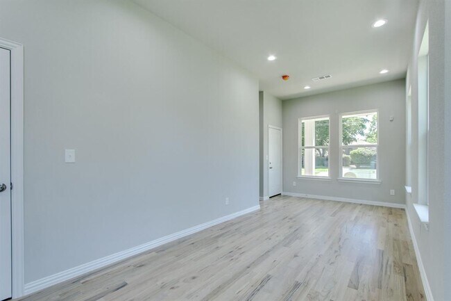 Building Photo - 1441 N Beckley Ave