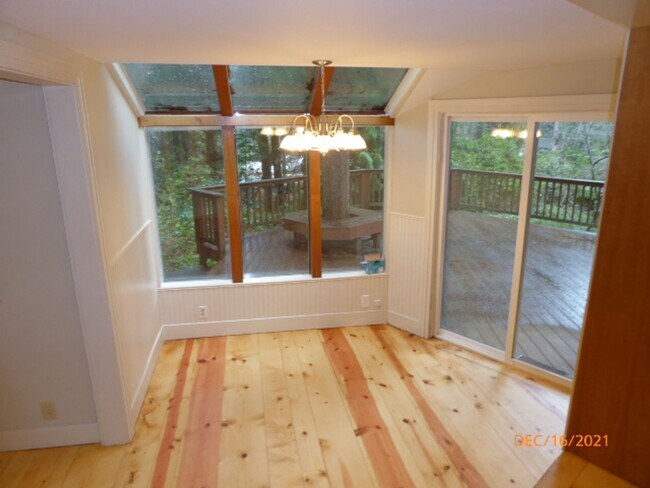 Building Photo - Beautiful 3 Bed 1 Bath Single Family House...