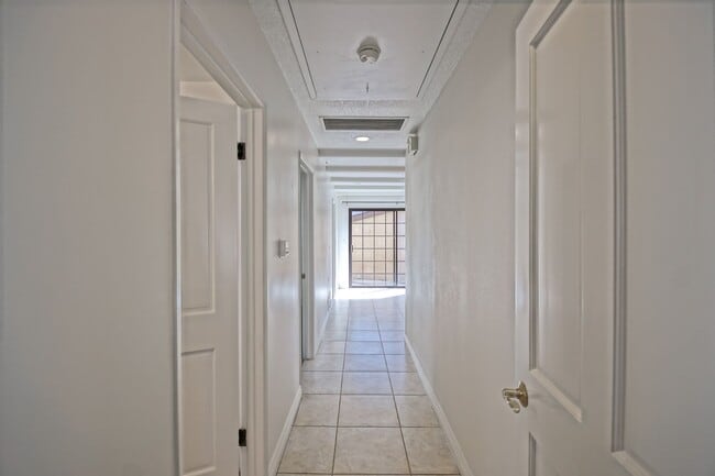 Building Photo - VERY BRIGHT & AIRY, 2050 SQ FT HOME W/ TON...
