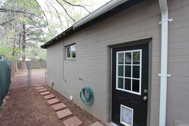 Building Photo - 4 bedroom Sunnyside Home