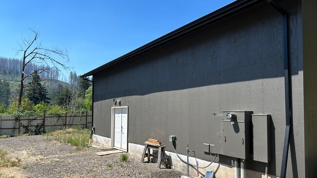Building Photo - Beautiful House on the McKenzie River!