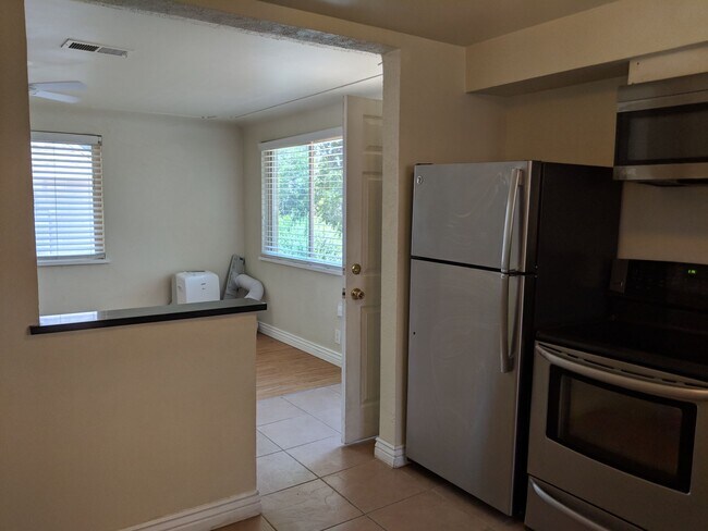 Building Photo - West Wash Park 2/1 Lots of Light, Mountain View and Reserved Parking!!