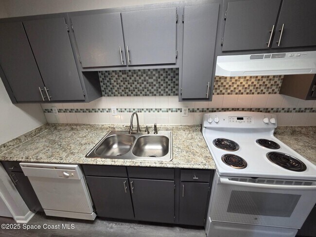 Building Photo - 3550 Sable Palm Ln