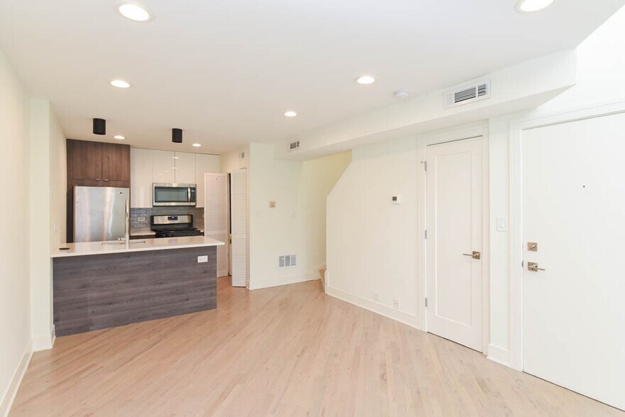 Building Photo - 843 W Grace St