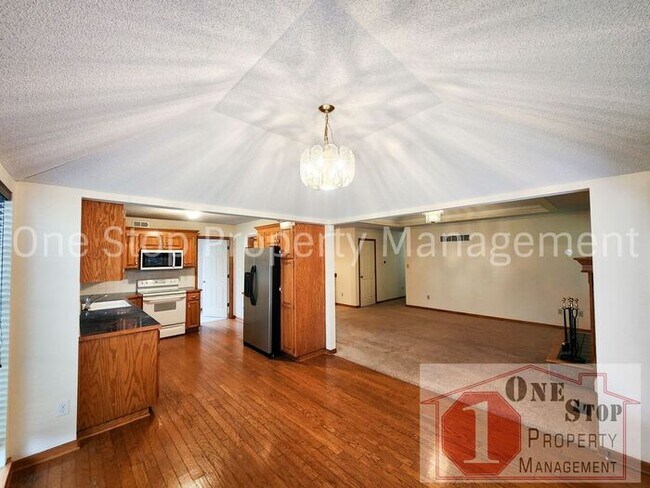Building Photo - 3 Bedroom, 2 Full Bathrooms and oversized ...