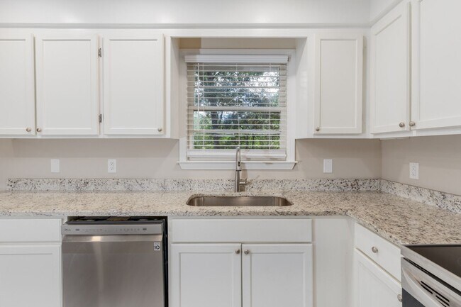 Building Photo - Renovated 3-Bed, 2-Bath Brick Home – Spaci...