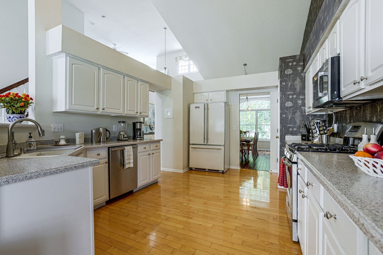 Building Photo - 5816 Lakeview Dr