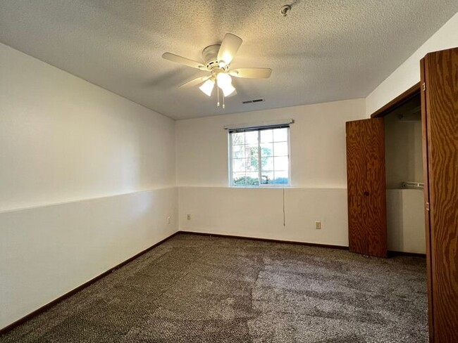 Building Photo - $1,175 | 2 Bedroom, 1 Bathroom Condo | No ...