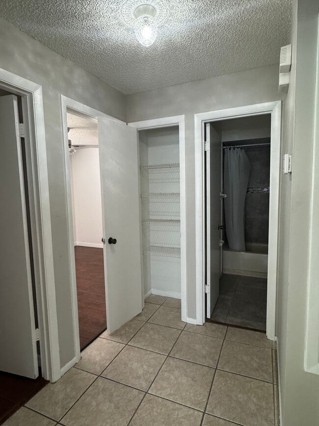 Building Photo - Freshly Updated Home for Lease – Move-In R...
