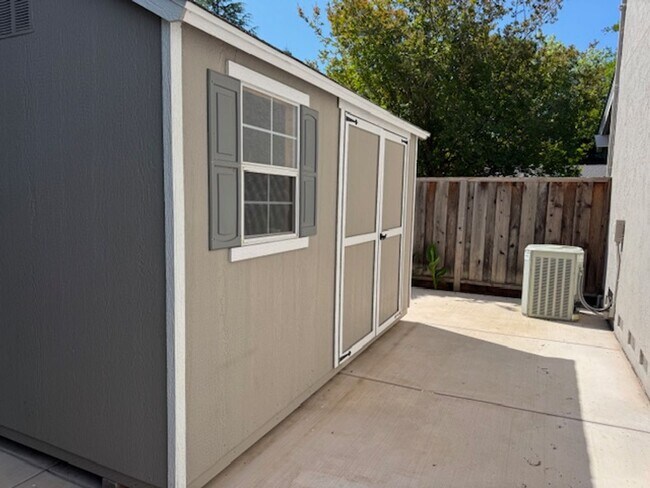 Building Photo - Gorgeous 2 story 5 bedroom home w/pool in ...
