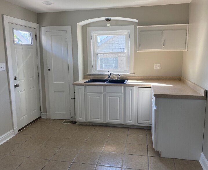 Main floor laundry room,no scary dirty basement laundry! - 308 Center St