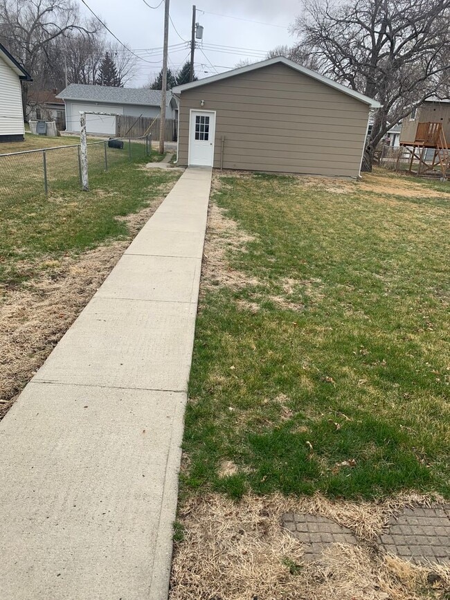 Building Photo - Spacious 3 Bedroom, 2 Bathroom Home near A...