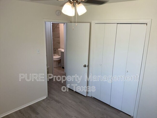 Building Photo - 417-418 Parkhill Cv