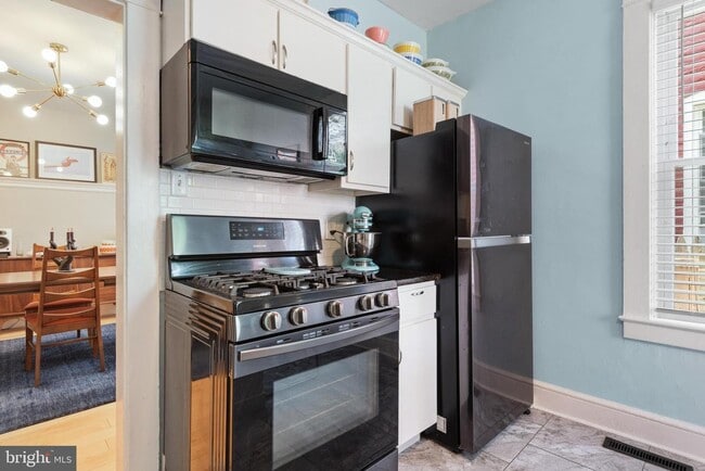 Building Photo - 153 E Ross St