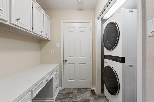 Building Photo - 7 Oak Tree Cir