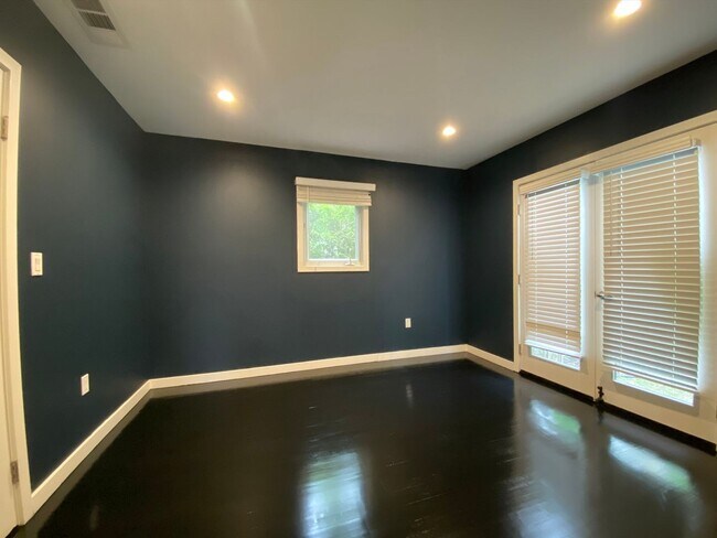 Building Photo - Luxury Bungalow on West Knoll in the Heart of West Hollywood