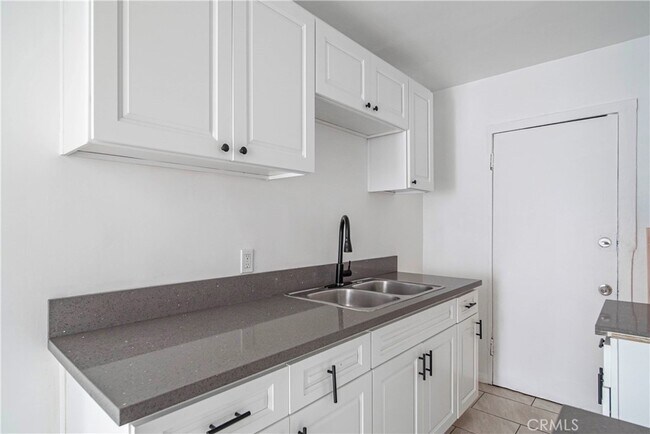 Building Photo - 1127 E 67th St