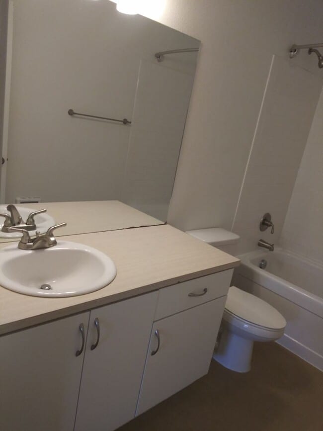 Building Photo - Better than Cool TH in Creston-Kenilworth