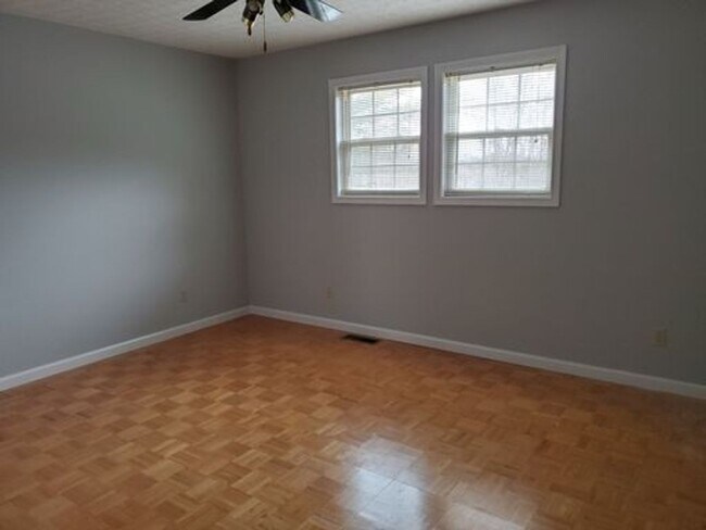 Building Photo - 109 Robin Dr