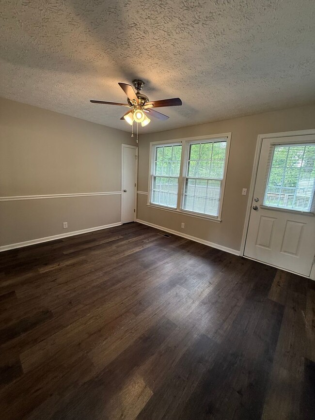 Building Photo - 3 BR 2 Bath Brick home