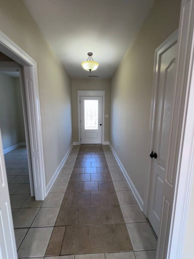 Building Photo - 4 Bdrm, 2 Bath, 2 Car Garage
