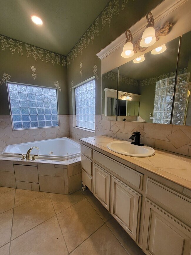 Building Photo - Executive (5) Bed/(4.5) Bath + Study Avail NOW! Must-See Amenities!