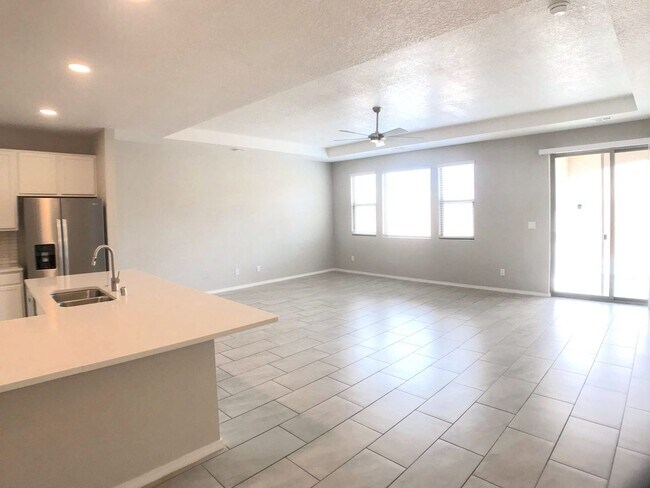 Building Photo - Los Lunas 3 bedroom! Tile Throughout! Refrigerated Air! Spacious living area