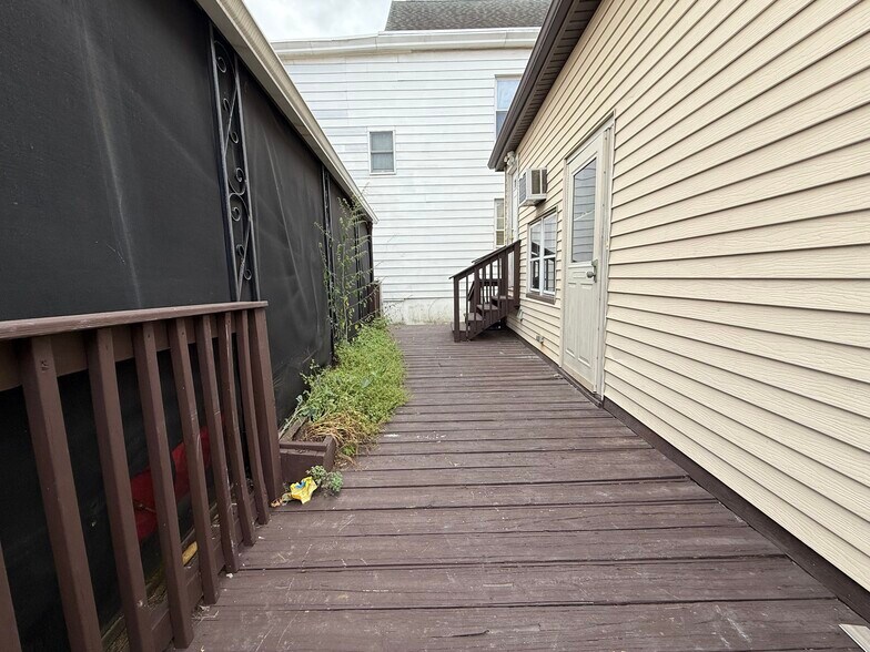 Building Photo - 144 Midland Ave