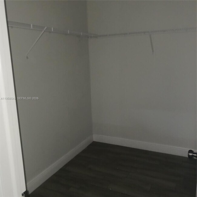 Building Photo - 492 40th Ct