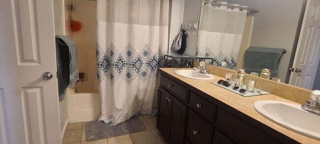 Building Photo - Three bedroom home in the city of Lakeland, GA