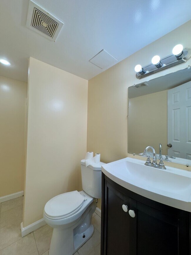 Building Photo - Charming 3 Bedroom/2 Bathroom Townhome in Violetville MD!