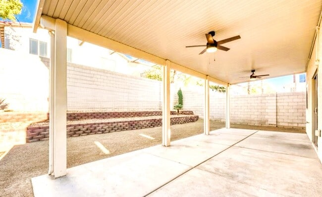 Building Photo - 5565 Golden Palms Ct
