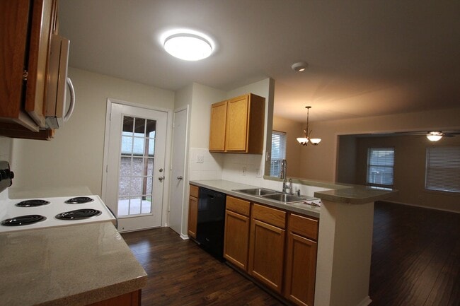 Building Photo - 408 Redbud Cir