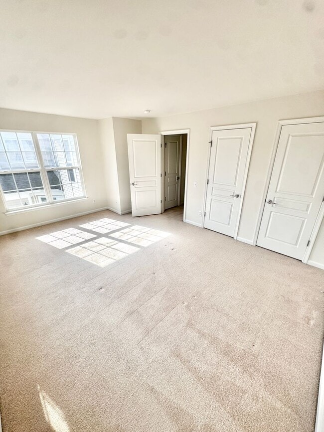 Building Photo - THREE BEDROOM/2.5 BATH TOWNHOME located in PARKLAND School District!