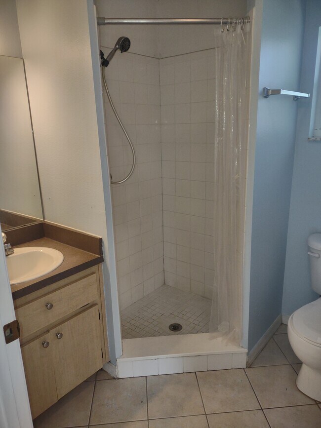 Building Photo - 405 N Willow Ave