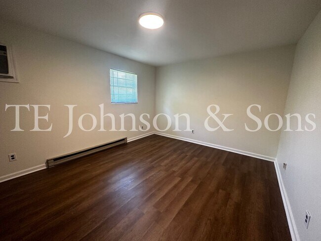 Building Photo - 1 Bedroom Near Easton Park! Water Included