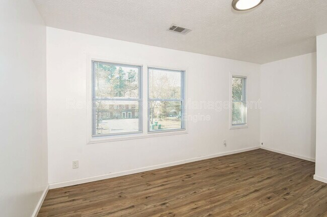 Building Photo - 1307 Sweet Pine Dr