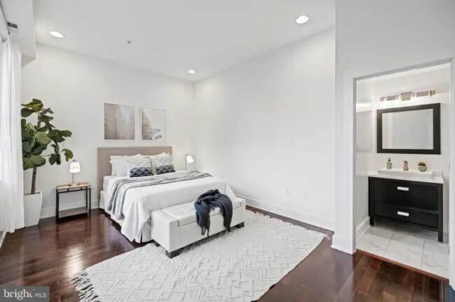 Building Photo - 907 N St NW