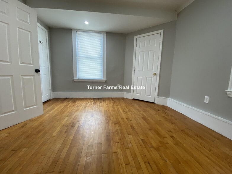 Building Photo - 35 Humphreys St